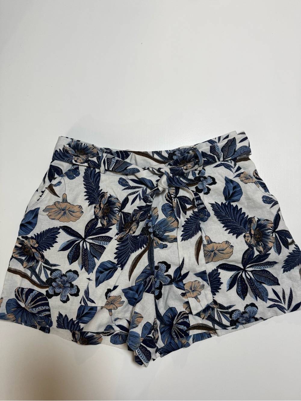 Dalia linen Navy and Cream Floral Tie-Front High-Waist Shorts, M